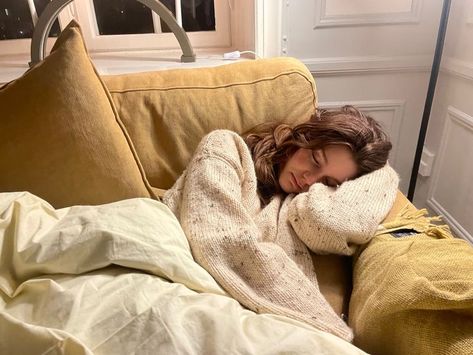 Nap Aesthetic, Slow Life, Rest And Relaxation, Comfy Cozy, A Blanket, Aesthetic Photo, New Yorker, My Vibe, Photo Dump