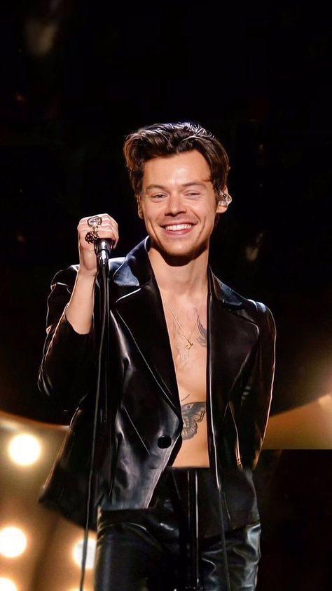 Harry Styles Outfit Inspo, Harry Styles Haircut, Gucci Suit, Harry Styles Outfit, Marvel Images, One Direction Harry Styles, One Direction Harry, Harry Styles Pictures, Harry Styles Photos