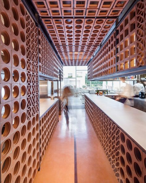 Barcelona Restaurants, Breeze Blocks, Luxury Restaurant, Restaurant Lighting, Marmaris, Restaurant Interior, Cafe Design, Commercial Design, Commercial Interiors