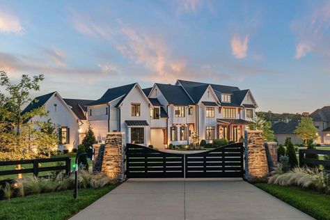 Cool Big Houses, Modern Farmhouse Mansion Exterior, White House Backyard, Big Farmhouse Exterior, Beautiful Big Houses, Farmhouse Mansion Exterior, Big Suburban House, Dream House Exterior Farmhouse, Giant Farmhouse