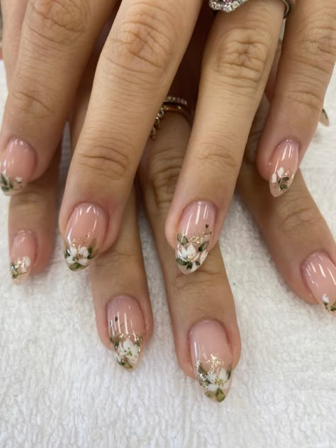 Bridesmaid Nails Floral, French Nail Designs With Flowers, Pressed Floral Nails, Fairycore Wedding Makeup, Cottage Core Nails Short, Real Flowers In Nails, Funky Wedding Nails For Bride, Garden Wedding Nails, Wedding Nails Sage Green