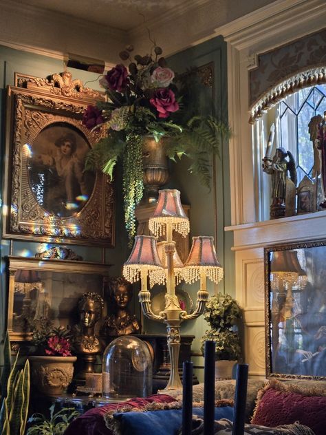 Heritage Maximalism, Victorian Apartment Decor, Swing Aesthetic, Victorian Maximalism, Moody Maximalism, Maximalist Vintage, Maximalism Interior, Witchy Room, Whimsical Home