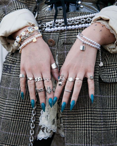 @vidakush shared a photo on Instagram: “pearl and silver details ✨ #vidakush” • Feb 22, 2022 at 4:56pm UTC Queer Jewelry, Chain Link Ring, Oval Signet Ring, Elf Cosplay, Serpent Ring, Queer Fashion, Linking Rings, Knuckle Rings, Mexico City