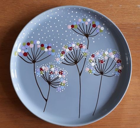 Painted Clay Plates, Easy Ceramic Plate Painting Ideas, Paint A Plate Ideas Easy, Clay Cafe Painting Ideas Plates, Easy Painting Pottery Ideas, Painted Pottery Ideas Easy, Plate Painting Ideas Diy Easy, Clay Cafe Painting Ideas Easy, Painted Ceramic Plates Ideas