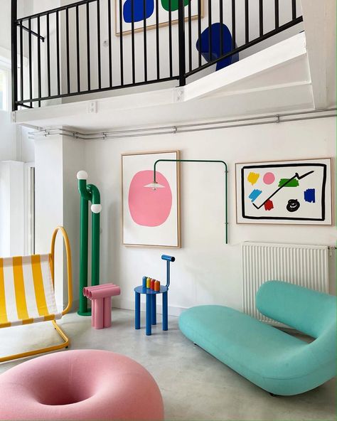 Pop Color Living Room, Pop Up Interior, Interior Design 80s, Maximalist Furniture, Colour Pop Interior, Colorful Home Office, 80s Furniture, Postmodern Interior Design, Colorful Studio