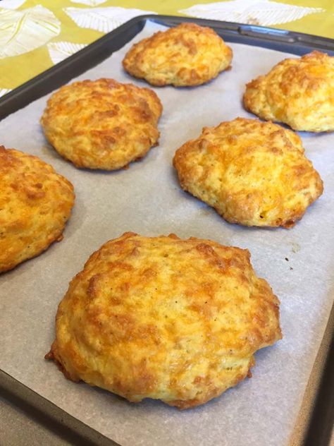 Keto Cheddar Biscuits (Red Lobster Copycat) – Melanie Cooks Cheddar Biscuits Red Lobster, Keto Cheddar Biscuits, Red Lobster Copycat, Keto Brood, Keto Friendly Bread, Cheesy Biscuit, Desayuno Keto, Keto Biscuits, Cheddar Biscuits