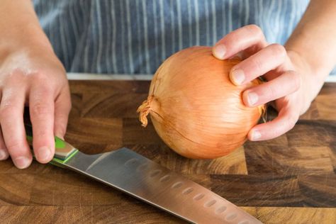 The Way You Cut Your Onion Actually Matters — Here’s Why https://www.thekitchn.com/correct-way-to-slice-onions-23517781?utm_source=RSS&utm_medium=feed&utm_campaign=Category%2FChannel%3A+main #rtplease #splendidum.com Melted Onions, Onion Growing, How To Cut Onions, Buns Of Steel, Kitchen Tricks, Recipes Italian, Cooking Hacks, Life Help, Pickled Onions