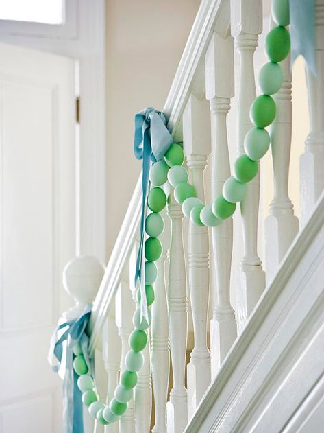 Decorate a staircase, mantel or table with an Easter egg garland. How-To: http://www.bhg.com/holidays/easter/decorating/decorate-with-easter-eggs/#page=7 Egg Garland, Diy Osterschmuck, Easter Egg Garland, Easter Crafts For Adults, Hippity Hoppity, Easter Food, Easter Garland, Easy Easter Decorations, Easter Inspiration