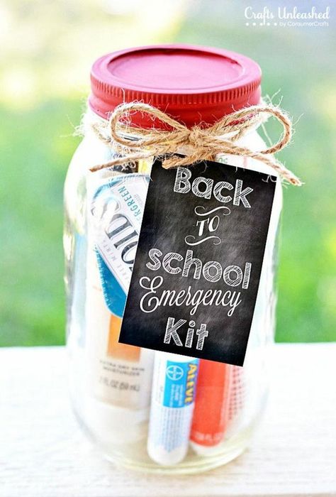 15 Must Try Meet the Teacher Ideas - Tip Junkie Mason Jar Teacher Gifts, Teacher Name Plates, School Emergency Kit, Easy Teacher Gifts, Teacher Survival, Free Printable Gifts, Free Printable Gift Tags, Mason Jar Gifts, School Teacher Gifts