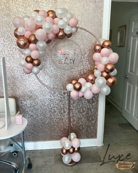 Balloon Hoop Decoration, Balloon Hoop Ideas, Standing Balloon, Balloon Hoop, Baby Boy Balloons, Balloon Stand, Balloon Wreath, Rapunzel Birthday Party, Idee Babyshower