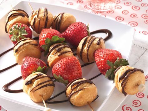 Need an instant wow? Cream puffs from the freezer case are the time-saving secret to this delicious dessert. Strawberry Cream Puff, Strawberry Kabobs, Party Skewers, Mini Cream Puff, Strawberry Cream Puffs, Dessert Skewers, Party Fruit, Fruit Kabobs, Kabob Recipes