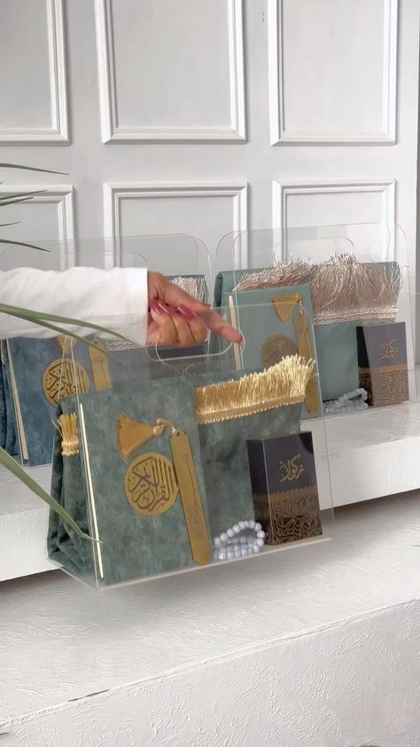 Muslim Prayer Room Ideas, Eid Hampers, Prayer Room Ideas, Giveaway Ideas, Trousseau Packing, Shoe Rack Living Room, Creative Wedding Gifts, Bridal Gift Wrapping Ideas, Creative Gift Wraps