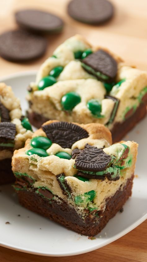 These layered cookie-brownies are studded with M&M’s™ and mint Oreo™ pieces, making them deliciously indulgent, and a perfect St. Patrick’s Day treat! Whiskey Brownies, St Patricks Desserts, Betty Crocker Cookie Mix, Ornaments Recipe, St Patricks Food, St Patrick Day Snacks, Betty Crocker Cookies, Sant Patrick, Cookies Video