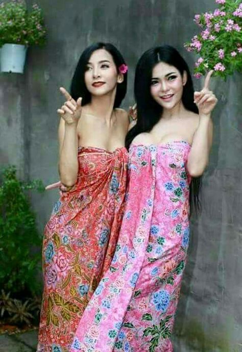 Batik Model, Batik Design, Thai Dress, Model Poses, Sarong, Ladies Tops Fashion, Asian Beauty, Batik, Indonesia