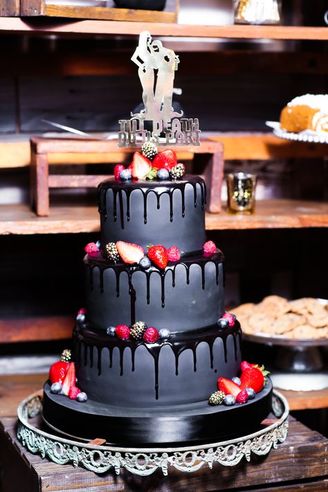 Morticia And Gomez Wedding Theme, Morticia And Gomez Wedding, The Addams Family Wedding Theme, Wednesday Addams Themed Cake, Gomez And Morticia Wedding, Addams Family Wedding Cake, Elegant Halloween Wedding Cake, Adams Family Wedding Theme, Addams Family Wedding Theme