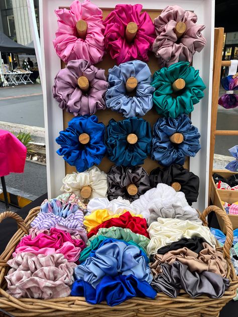 Market Stall Display Ideas Scrunchies, Scrunchie Vendor Display, Scrunchie Display Craft Show, Scrunchie Market Stall, Selling Scrunchies, Vendor Stand, Display Craft Fair, Scrunchies Ideas, Xxl Scrunchies