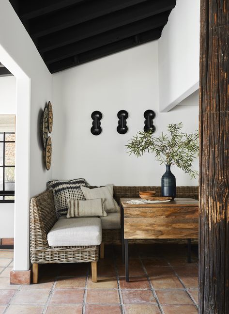 Moody Spanish Home, Santa Barbara Living Room Decor, Modern Santa Fe Style Living Room, Montecito Interior Design, Western Spanish House, Modern Spanish Style Kitchen Terra Cotta, Amber Interiors Banquette, Spanish Colonial Dining Room, Contemporary Spanish Interiors