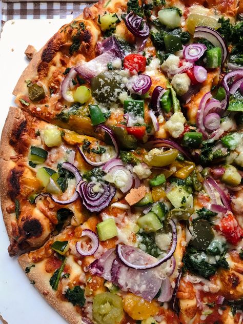 Big pizza italian food snack lunch dinner onions paprika chives cheese crust tasty hungry Vegan Pizza Aesthetic, Vegetables Pizza, Pizza Aesthetic, Pizza Italian, Snack Lunch, Recipe Aesthetic, Veggie Pizza, Food Snack, Best Pizza