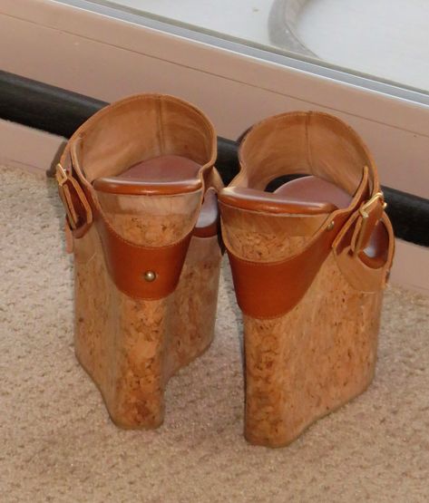 High Heel Thong Sandals, Heels High Classy, High Heel Sandals Platform, Wedge Mules, Wooden Sandals, Heels High, Garage House, 70s Style, Platform High Heels