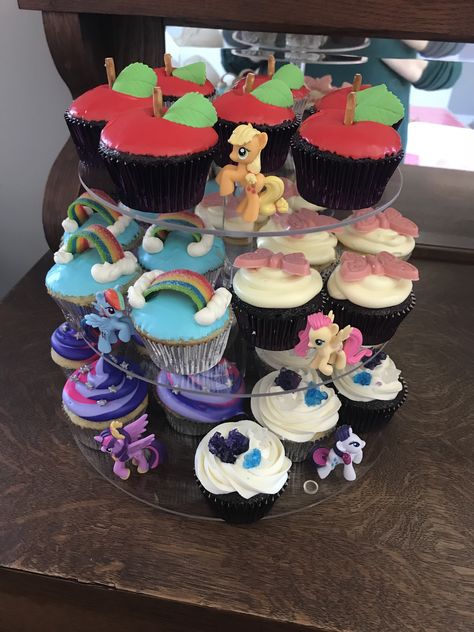 My Little Pony cupcakes #mylittlepony #mylittleponycake #mylittleponyparty #mylittleponycupcake Rainbow Dash Cupcakes, Mlp Birthday Party Ideas, Mlp Birthday Party, Mlp Cupcakes, Pony Cupcakes, My Little Pony Cupcakes, Mlp Party, Bug Juice, My Little Pony Birthday Party