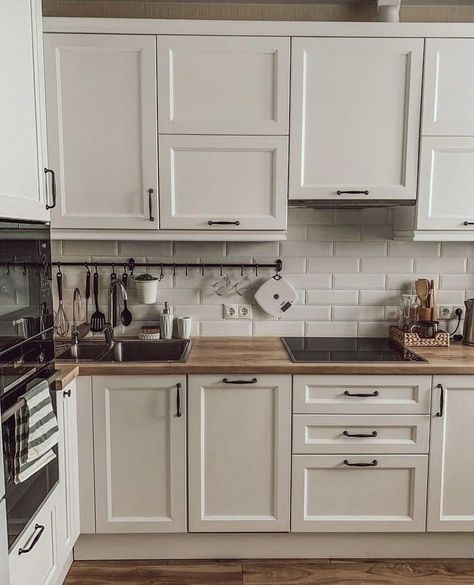 Beige Kitchen Cabinets, Black Kitchen Handles, White Kitchen Cupboards, Серая Кухня, White Shaker Kitchen, Beige Kitchen, Kitchen Room Design, Kitchen Inspiration Design, Kitchen Cupboards