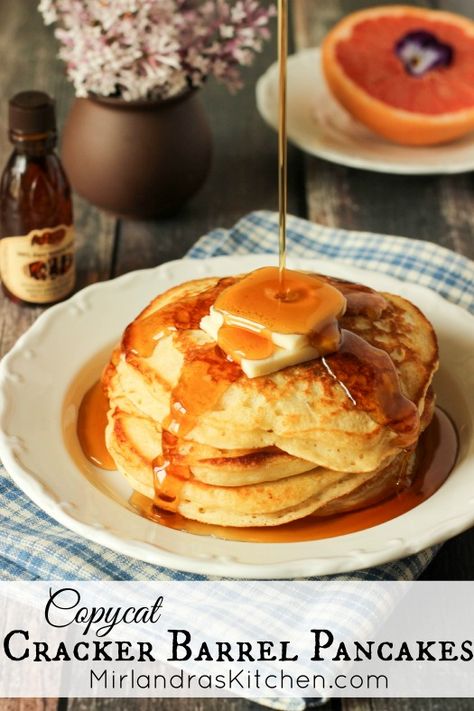 These Copycat Cracker Barrel Pancakes are a bit better than the ones served at the restaurant. Only 5 ingredients, and instructions to make a homemade mix. Coos Coos Recipes, Cracker Barrel Pancake Recipe, Copycat Cracker Barrel Pancakes, Cracker Barrel Pancakes, Dessert Crepes, Copycat Cracker Barrel, Cracker Barrel Recipes, Sticky Bun, Buttermilk Pancake Mix