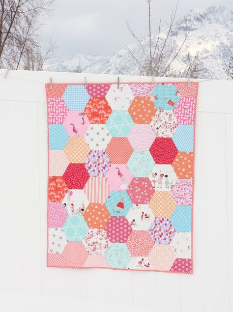 Diary of a Quilter - a quilt blog: Hexagon Baby Quilt with Sarah Jane fabrics Baby Quilts Easy, Baby Quilt Patterns Easy, Baby Quilt Size, Hexagon Quilt Pattern, Diary Of A Quilter, Baby Quilt Tutorials, Baby Quilt Pattern, Amish Quilts, Baby Quilt Patterns