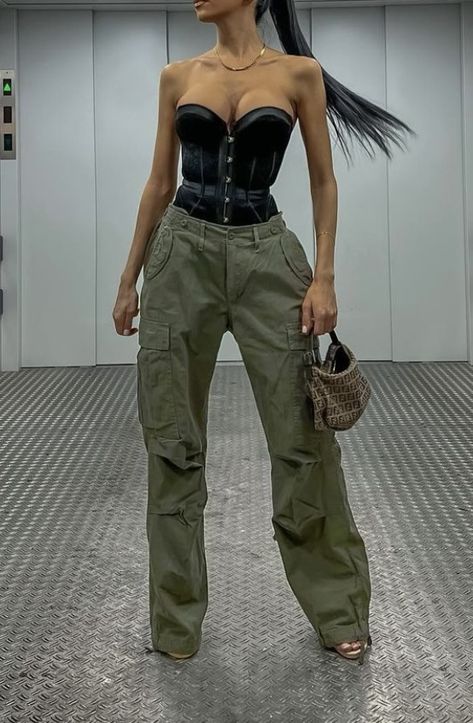 Parachute Pants With Heels, Cargo Pants Outfit Dressy, Cargo Pants With Boots, Leather Harness Outfit, Green Cargo Pants Outfit, Parachute Pants Outfit, Harness Outfit, Work Fits, Cargo Pants Outfit