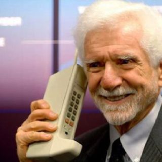 the cool newest thing.. cell phones! more like big-old-hinkin-older-than-a-home-phone-phone. and this guy is prob already dead. Martin Cooper, Gadgets Électroniques, Old Cell Phones, Phone Info, Mobile Telephone, Motorola Phone, Cellular Phone, The Next Big Thing, Phone Design