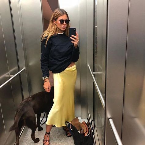 @majawyh in the always-sunny and selfie-ready Bar Silk Skirt in Popcorn Yellow. 🍿 #ANINEBINGMuse #ANINEBING Satin Skirt Street Style, Maja Wyh, Fashion Trends Winter, Autumn Street Style, Slip Skirt, Winter Mode, Satin Skirt, 가을 패션, Silk Skirt