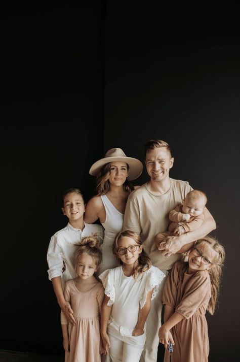 Large Family Studio Photography Poses, Family Of 7 Photo Outfits, Family Studio Photography Ideas, Studio Family Pictures Older Kids, Family Photoshoot Outfits Studio, Formal Family Portrait Studio, Family Photoshoot Modern, Family Of 6 Picture Poses Studio, Big Family Poses Photography