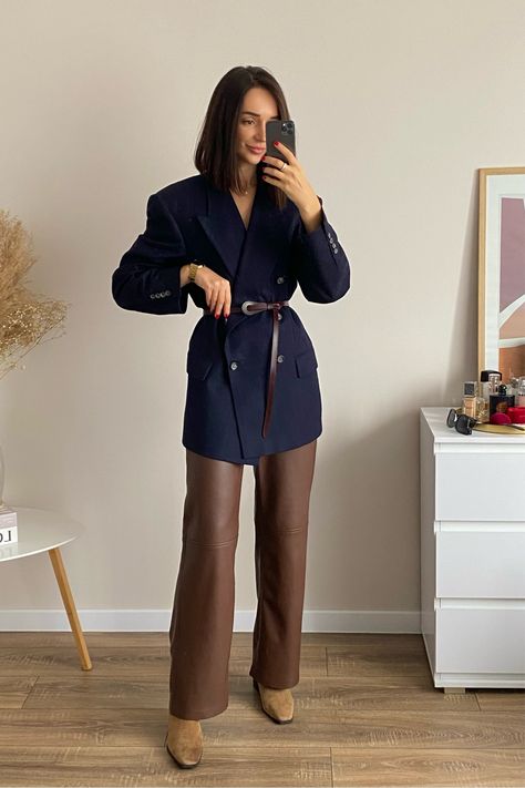 Navy Cropped Blazer, Leather Blazer Outfit Work, Over Sized Blazer Outfits For Women, Oversize Blazer Outfits For Women, Oversized Blazer With Belt, Oversized Blazer Outfit Work, Blazer Oversize Outfits, Double Breasted Blazer Outfit Women, Belted Blazer Outfit