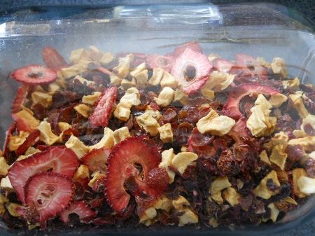 How to make a fruity apple strawberry loose leaf tea using your own dried fruits and dried herbs. Delicious and healthy for the entire family! Tea Blends Recipes, Homemade Tea, Herbal Teas Recipes, Tea Diy, Healthy Teas, Herbal Tea Blends, Fruit Tea, Dehydrator Recipes, Loose Tea