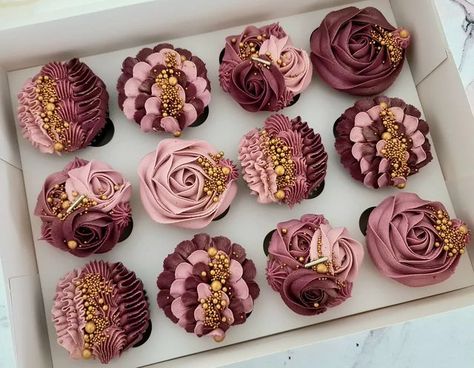 Burgundy Cupcakes Wedding Ideas, Chocolate Flower Cupcakes, Burgundy Cupcakes, Brown Cupcakes, Chocolate Cup Cake, Recipes Cupcakes, Delicious Cupcakes Recipes, Black Cupcakes, Cupcake Inspiration