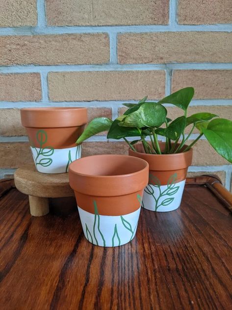 Painting Clay Mug Ideas, Diy Painting Terra Cotta Pots, Planting Pot Painting Ideas, Diy Decorated Pots For Plants, Simple Terracotta Pot Painting, Diy Painted Terracotta Pots Ideas, Simple Flower Pot Painting, Por Painting Ideas, Easy Terracotta Pot Painting