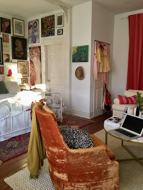 Red Accents In Bedroom, Maximize Bedroom Storage, Traditional Eclectic Interior Design, Soft Eclectic Bedroom, Outdated Apartment Decorating Rental, Tiny Apartment Ideas Decor, 70s Italian Interior Design, 70s Style Room, Multi Functional Bedroom