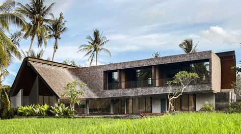 In Bali, Indonesia, architect Alexis Dornier builds a property highlighting a skillfully crafted roof design that effortlessly transforms from an A-frame to a box. The architect intended to incorporate a contemporary element into the Bali-style structure. His goal was to promote experimental architecture that combines various concepts into a unique and unusual form. The primary […] The post The Wing in Bali Fuses Traditional And Modern Roof Design appeared first on BluPrint. Bali Style Architecture, Bali Roof Design, Bali Traditional Architecture, Bali Architecture Modern, Lombok Villa, Arch Concept, Alexis Dornier, Modern Roof Design, Experimental Architecture