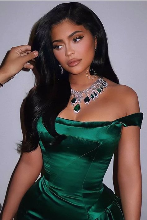 Green Dress Makeup, Kylie Green, Kylie Jenner Hair, Emily Ratajkowski Style, Short Green Dress, Feminine Energy Aesthetic, Kylie Jenner Look, Long Green Dress, New Template