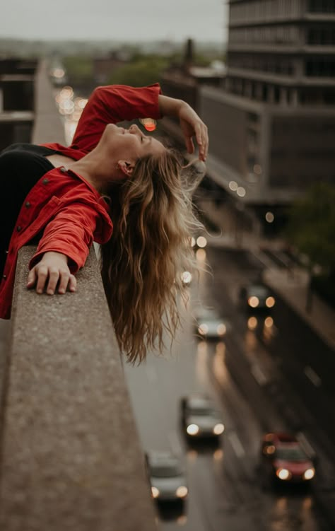 City Rain Photoshoot, Photo Shoot On Bridge, Poses In The City Photo Ideas, Photoshoot Ideas Cloudy Day, Poses City Photography, Creative City Photoshoot, Downtown Dallas Photoshoot Senior Pics, Skyline Portrait Photography, Public Photoshoot Ideas