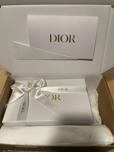 Luxury Fashion Packaging, Luxury Clothing Packaging, Luxury Brand Packaging, Paper Carrier Bags, Luxury Birthday Gifts, Mailer Design, Luxury Packaging Design, Decorated Gift Bags, Packaging Ideas Business