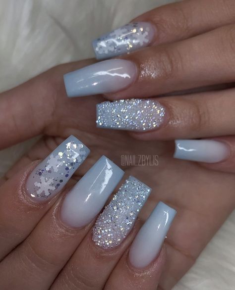 Baby Blue Nails Christmas, Christmas Nails Pink And White, Snowflake Glitter Nails, January Acrylic Nail Ideas, Baby Blue Winter Nails Acrylic, Nailart Winter, Winter Wonderland Nails Acrylic, Christmas Ombre Nails, Baby Blue Christmas Nails