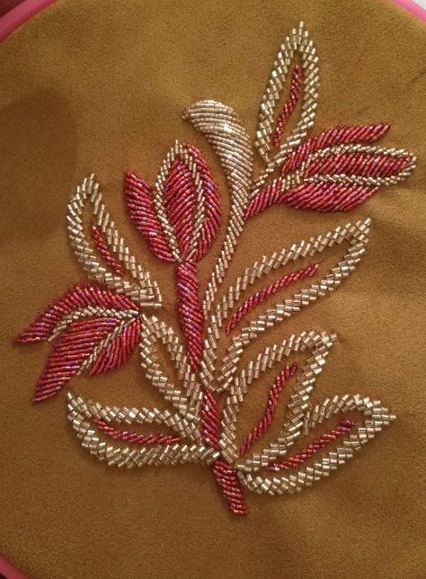 Zardozi Embroidery Designs Pattern, Gold Work Embroidery, Hand Beaded Embroidery, Simple Embroidery Designs, Motifs Perler, Diy Embroidery Designs, Bead Embroidery Tutorial, Hand Embroidery Patterns Flowers, Hand Embroidery Videos