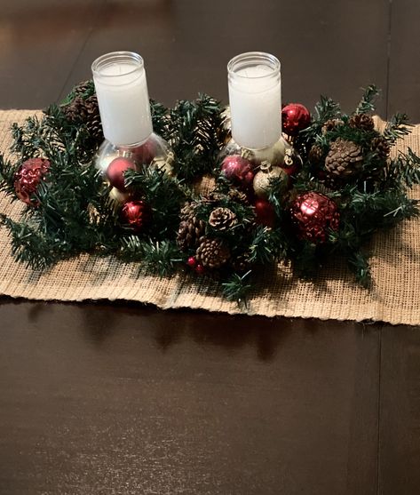 Dining Table Christmas, Christmas Advent Wreath, Red And Gold Christmas, Christmas Centers, Advent Wreath, Christmas Advent, Earthy Colors, Gold Christmas, Red And Gold