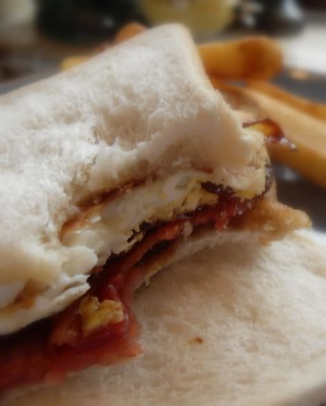 Bacon Sarnie, British Bacon, British Foods, English Recipes, British Recipes, The English Kitchen, Bacon And Eggs, English Kitchen, Best Bacon