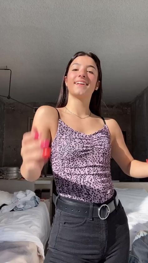 comment à t'elle fait pour avoir c'est cheveux elle se les lisse ? Tik Tok Fashion, Cole Spouse, Charli Videos, Charlie Video, Tiktok Dance, Dance Music Videos, Rare Videos, Charli Damelio, Charli D Amelio