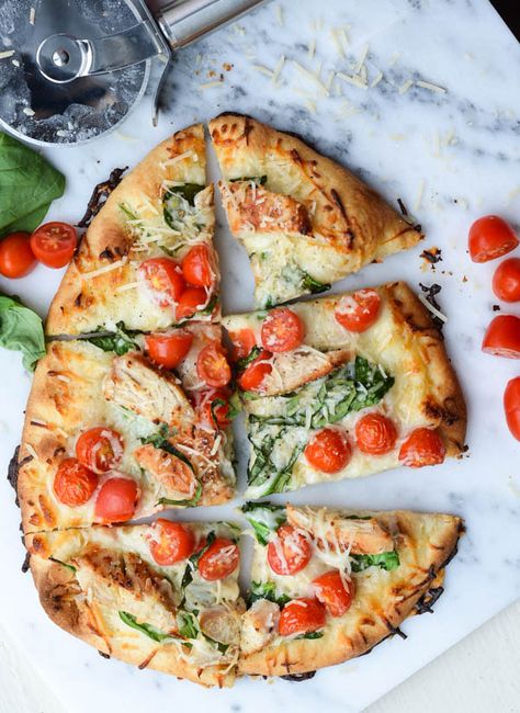 This recipe for Chicken Florentine Flatbread is bursting with Italian flavors and comes together in just 20 minutes! Perfect for busy weeknights or a romantic date night at home! Pizza Recipies, Veggie Flatbread, Paleo Ideas, Pizza Roll, Chicken Florentine, Eggplant Recipe, Grilled Pizza, Flatbread Recipes, Flatbread Pizza