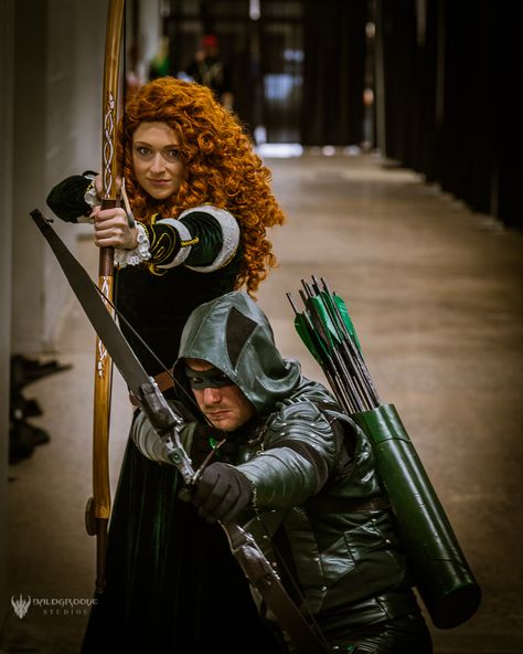 @scarletjewelcosplay & @revenge_city_cosplay A little Friendly Competition Between Merida and The Green Arrow #GPCC #PhillyComicCon #merida #meridacosplay #bravecosplay #brave #greenarrowcosplay #greenarrowcosplayer #emeraldarcher #arrowcosplay #arrowcosplayer #cosplay Hero Poses, Green Arrow Cosplay, Arrow Cosplay, Merida Cosplay, The Green Arrow, Awesome Cosplay, Green Arrow, Best Cosplay, Revenge