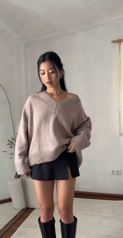 Fall Outfit Gray Denim Skirt Outfit, Topgolf Date Night Outfit, Fall Girly Outfits, Uni Outfits Aesthetic, Light Sweater Outfit, Sixth Form, Uni Outfits, Fall 23, Looks Street Style