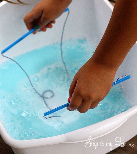 Giant Bubble Recipe, Giant Bubble Wands, Bubble Mix, Bubble Recipe, Bubble Activities, Homemade Bubbles, Giant Bubbles, Bubble Party, Big Bubbles