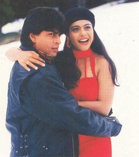 SRK and Kajol Ddlj Outfits, Dilwale Dulhania Le Jayenge, Shahrukh Khan And Kajol, Shah Rukh Khan Movies, Vintage Bollywood Aesthetic, Bollywood Theme, Guess The Movie, Bollywood Party, 90s Bollywood